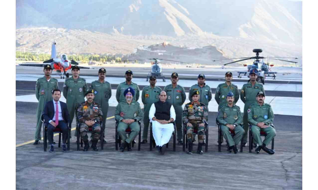 रक्षामंत्री ने बिना नाम लिए चीन को दिया संदेश, कहा - हमें किसी का ​आंख दिखाना नामं​जूर