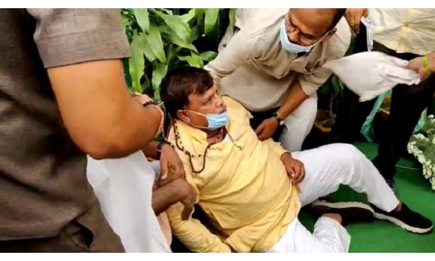 ऊर्जा मंत्री तोमर मंच से गिरे, अंदरूनी चोट आई, अस्पताल में भर्ती ऊर्जा मंत्री तोमर मंच से गिरे, अंदरूनी चोट आई, अस्पताल में भर्ती