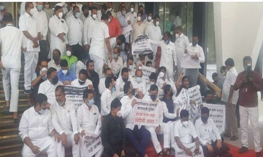 महाराष्ट्र विधानसभा में हंगामा, भाजपा के 12 विधायक निलंबित
