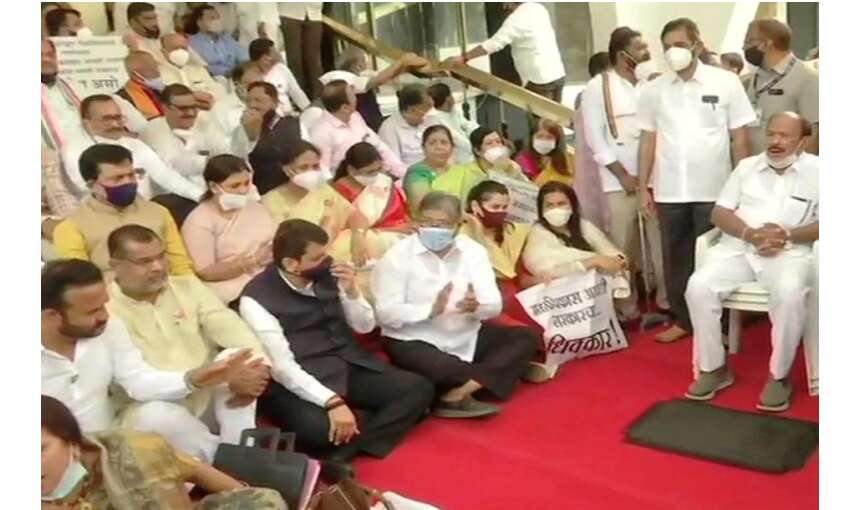 भाजपा के निलंबित विधायकों ने समानांतर सत्र चलाया, कई जगह प्रदर्शन