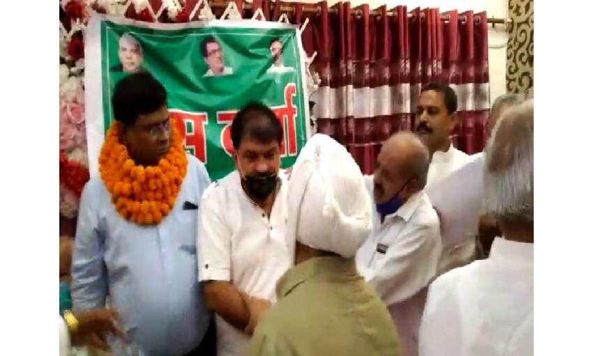 राष्ट्रीय लोक दल की प्रेस कांफ्रेंस में आपस में भिड़े नेता, जमकर हुई गाली-गलौच राष्ट्रीय लोक दल की प्रेस कांफ्रेंस में आपस में भिड़े नेता, जमकर हुई गाली-गलौच