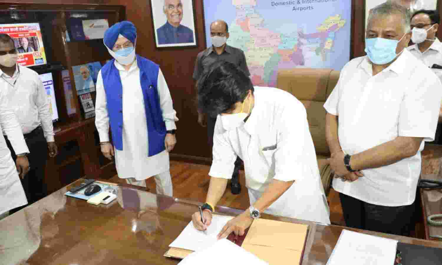 30 साल बाद दोहराया इतिहास, पिता के बाद बेटे ने संभाला उड्डयन मंत्रालय