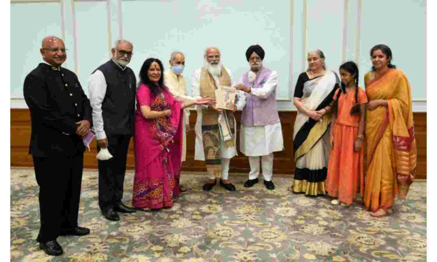 प्रधानमंत्री को द रामायण ऑफ गुरु गोबिंद सिंह की पहली पुस्तक भेंट की