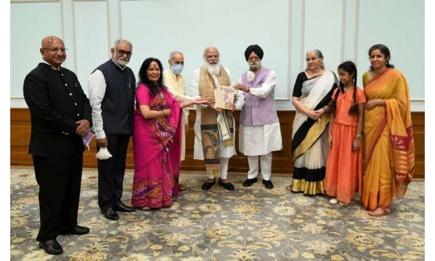 प्रधानमंत्री को द रामायण ऑफ गुरु गोबिंद सिंह की पहली पुस्तक भेंट की