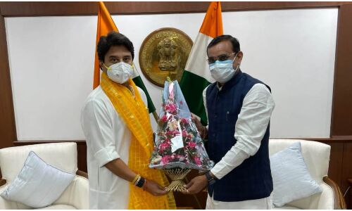 उड्डयन मंत्री ज्योतिरादित्य से वीडी शर्मा की मुलाकात, खजुराहो के लिए विमान सेवा को लेकर हुई चर्चा