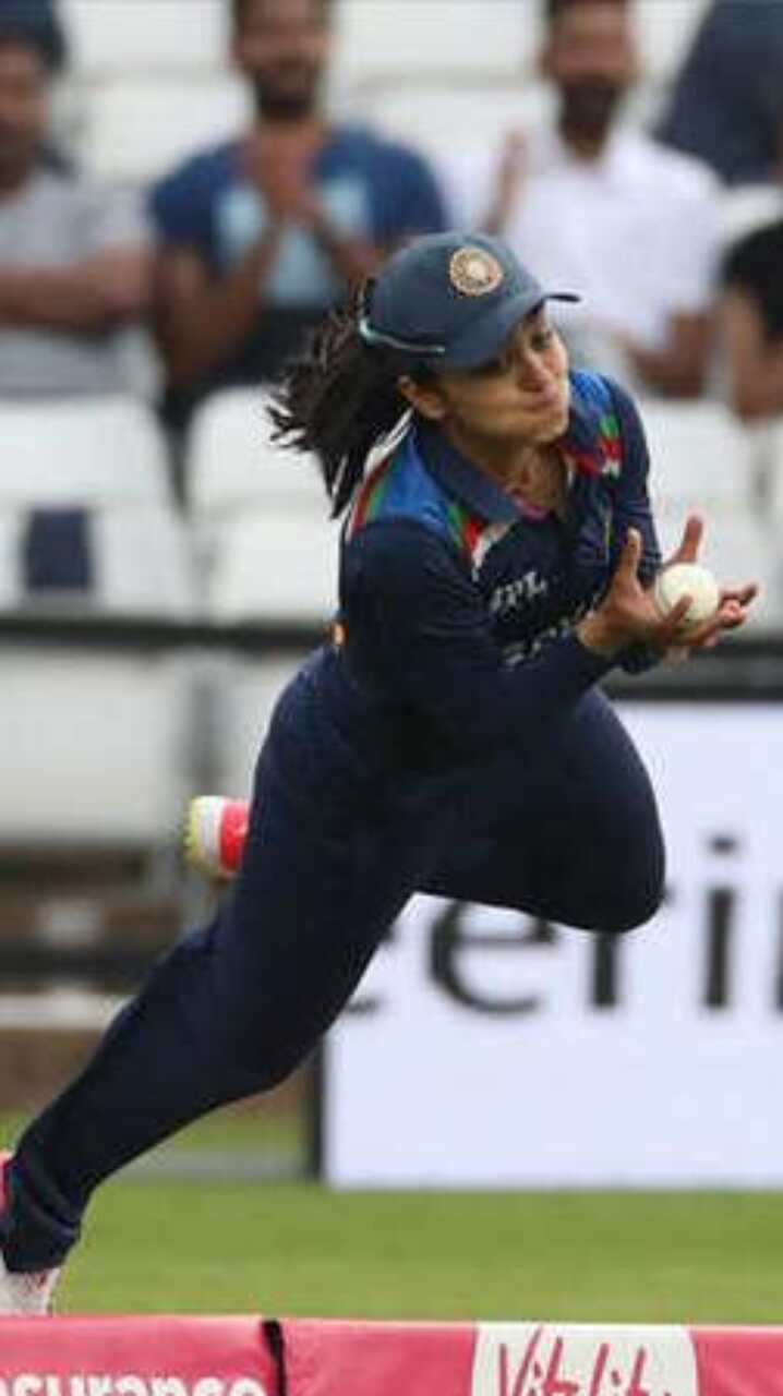 क्रिकेट : महिला खिलाड़ी हरलीन देओल ने लिया शानदार कैच, सभी ने की तारीफ