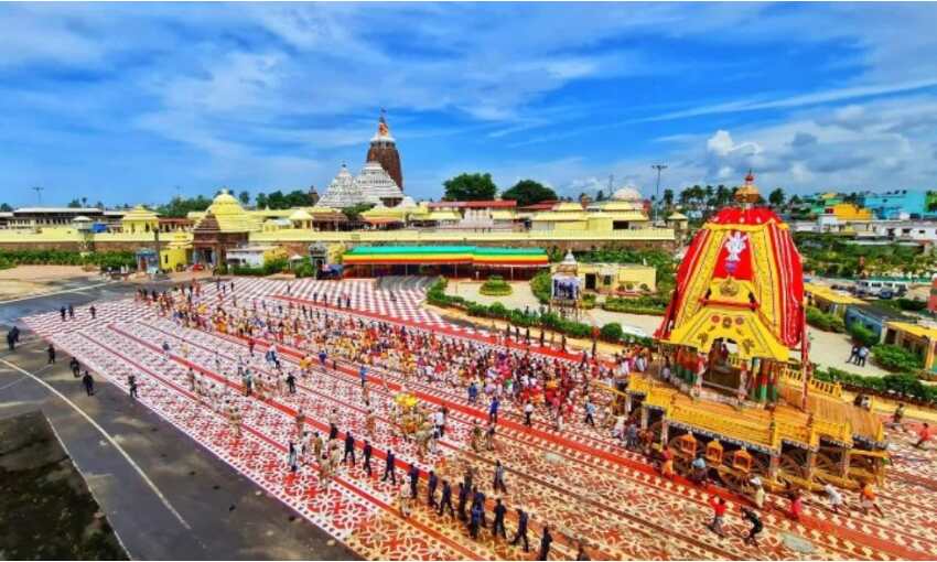 बड़े भाई व बहन के साथ रथारूढ़ हुए महाबाहु, कोरोना के साये में निकल रही जगन्नाथ रथयात्रा