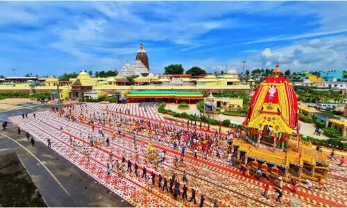 बड़े भाई व बहन के साथ रथारूढ़ हुए महाबाहु, कोरोना के साये में निकल रही जगन्नाथ रथयात्रा