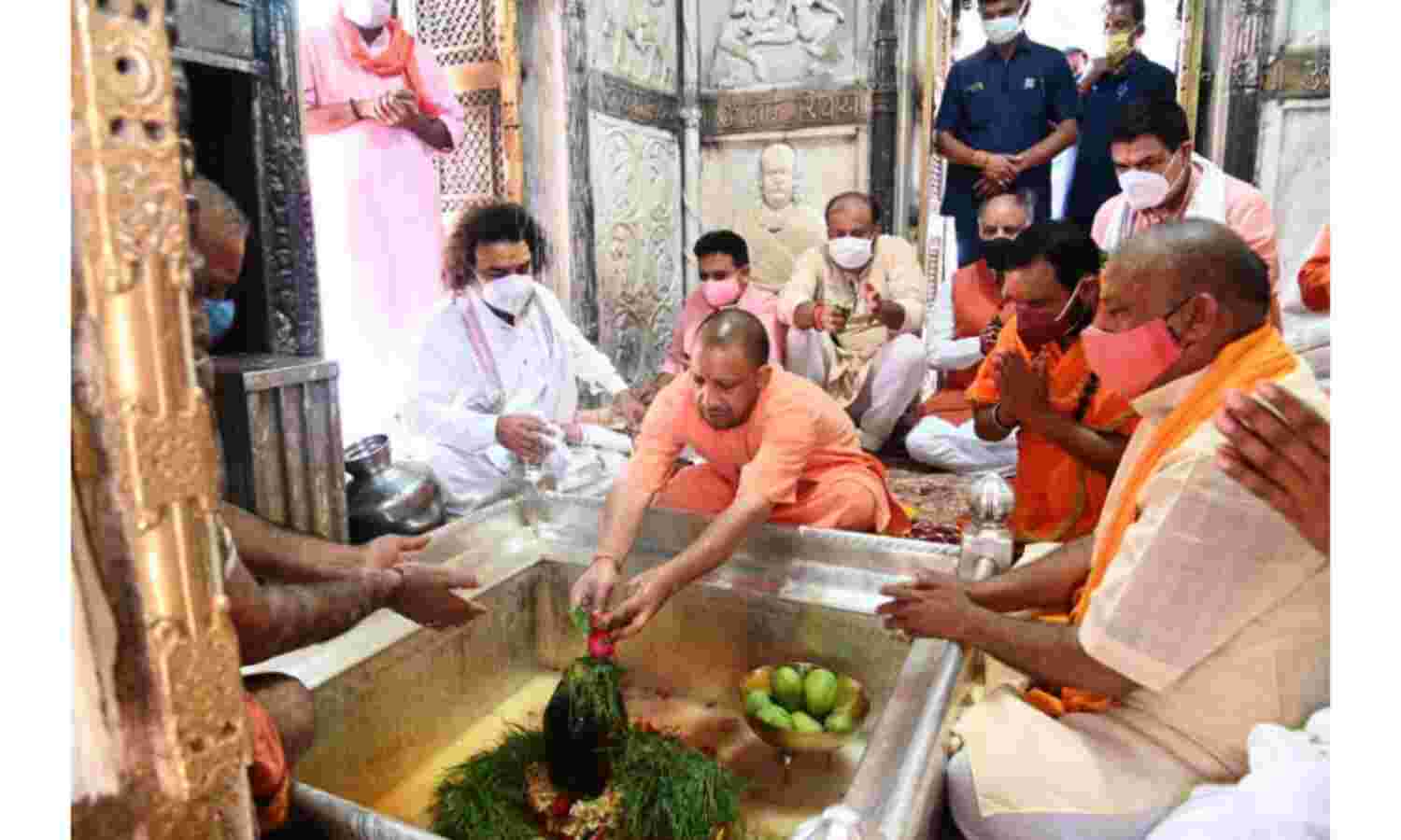 प्रधानमंत्री के आगमन से पहले मुख्यमंत्री का दौरा, बाबा विश्वनाथ का अभिषेक किया