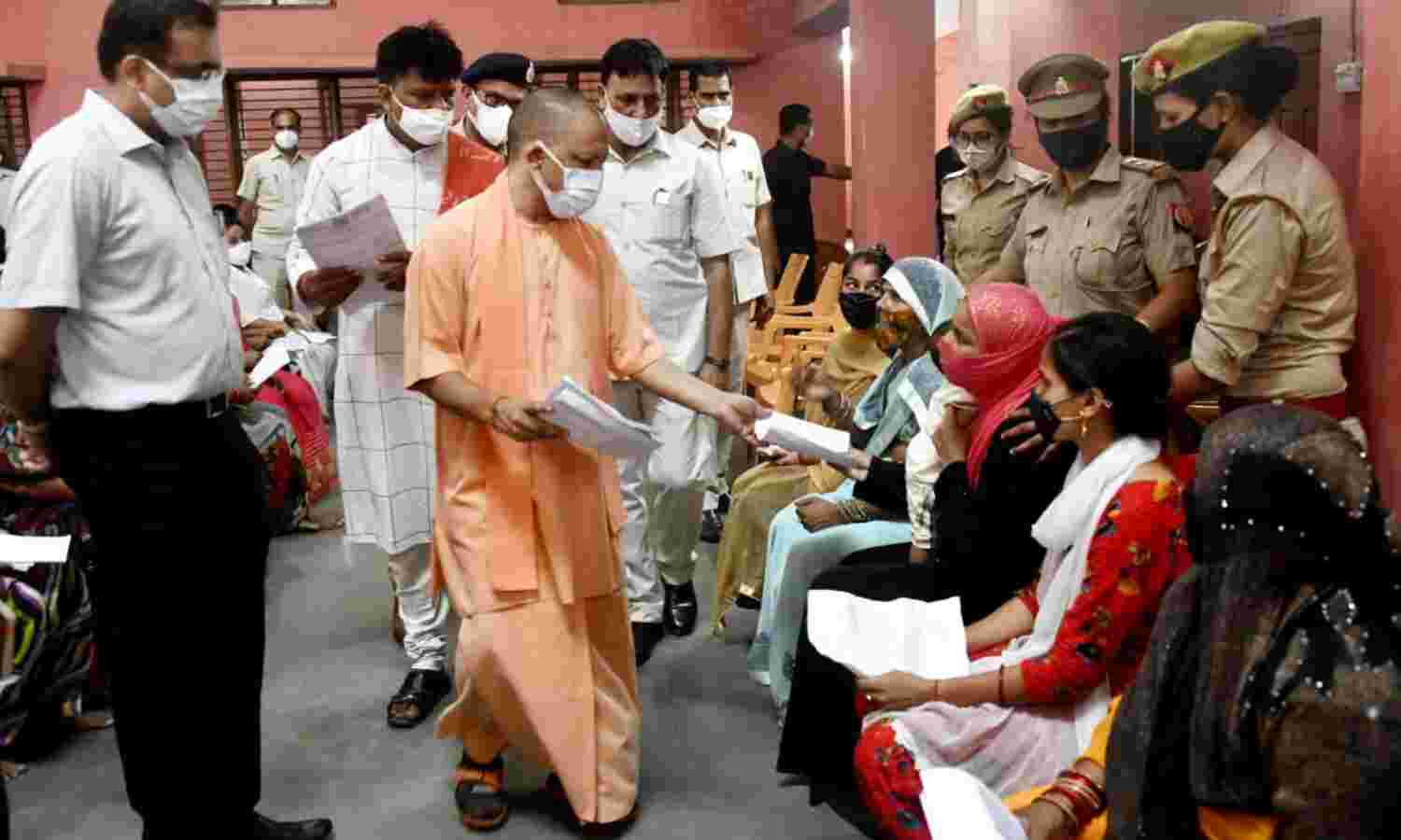 जनता दरबार: सीएम योगी ने सुनीं फरियादियों की समस्या, अधिकारियों की लापरवाही पर हुए खफा