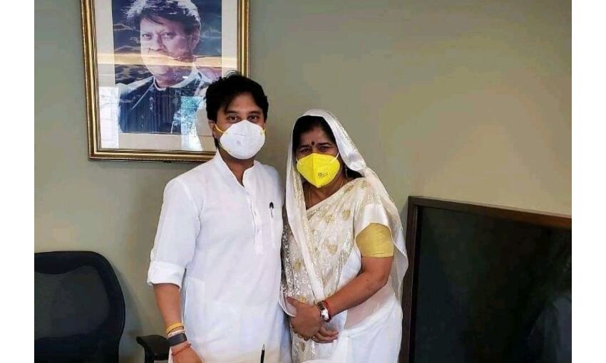 ज्योतिरादित्य के साथ वायरल फोटो पर इमरती देवी ने तोड़ी चुप्पी, दोनों के रिश्ते को लेकर कही ये बात ज्योतिरादित्य के साथ वायरल फोटो पर इमरती देवी ने तोड़ी चुप्पी, दोनों के रिश्ते को लेकर कही ये बात