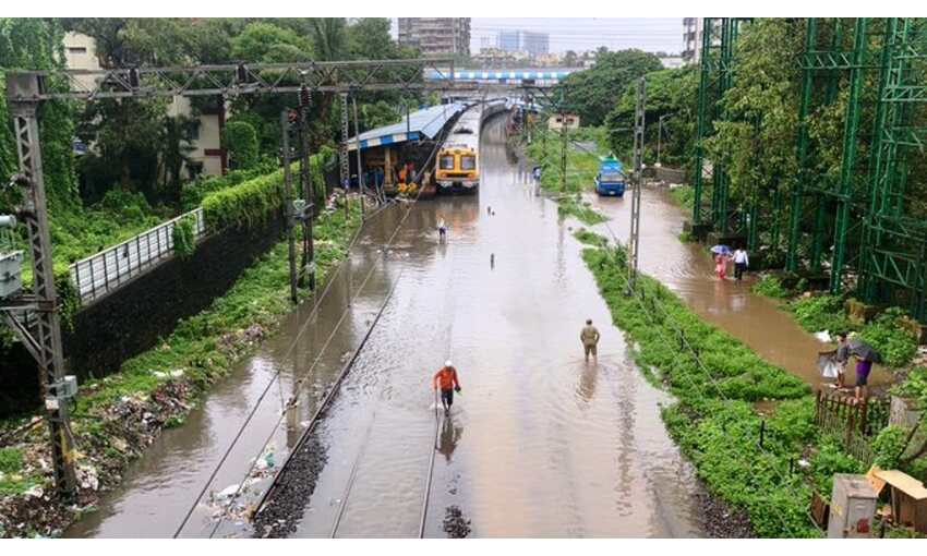 मुंबई में भरी बारिश से तबाही, जल जीवन अस्त-व्यस्त