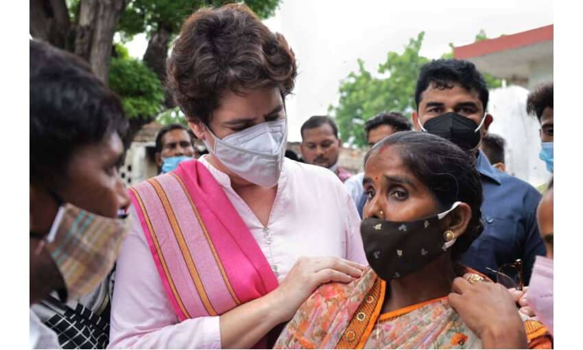 प्रियंका गांधी ने  महिला प्रत्याशी रीतू सिंह व उनकी प्रस्तावक अनीता यादव से मुलाकात की