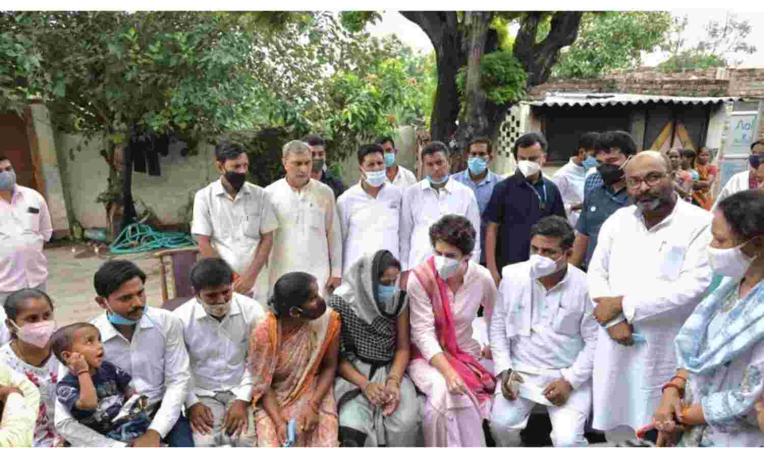 प्रियंका वाड्रा सहित कई कार्यकर्ताओं पर केस दर्ज, धारा 144 के उल्लंघन का आरोप