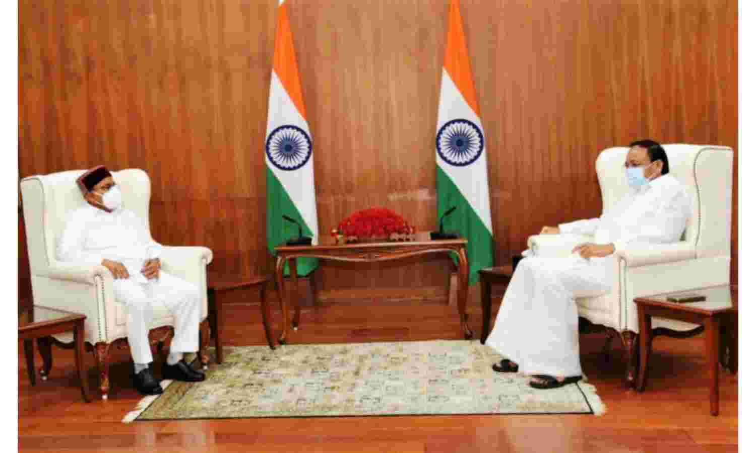 कर्नाटक के राज्यपाल गहलोत ने उपराष्ट्रपति से की मुलाकात