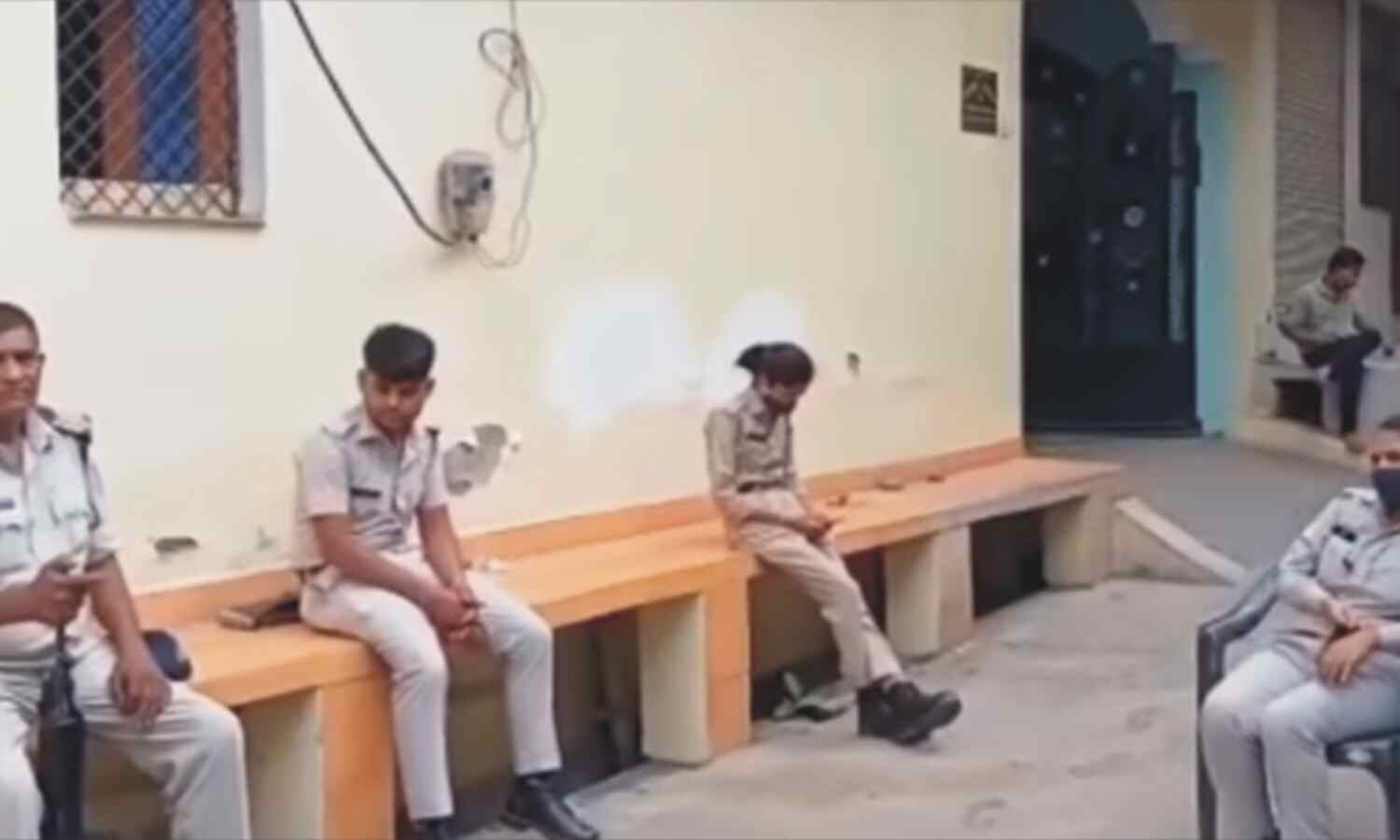 मुरैना नगर निगम के लेखाधिकारी के घर पर लोकायुक्त का छापा