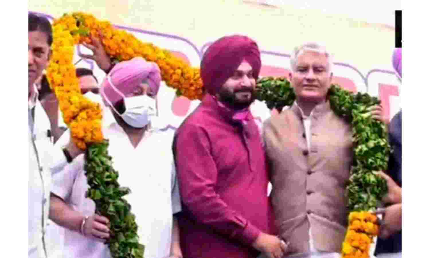 नवजोत सिंह ने संभाला प्रदेश अध्यक्ष का पद, नजदीक होकर भी दूर नजर आए सिद्धू- अमरिंदर