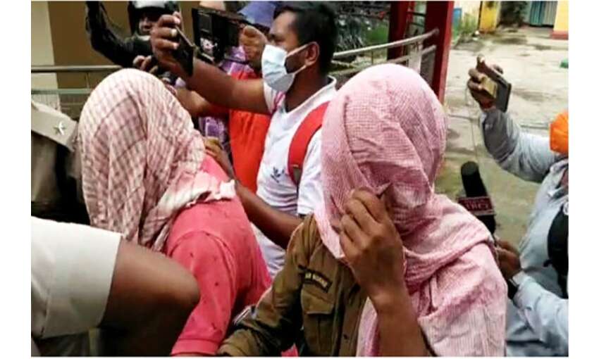 रांची के होटल में पुलिस ने मारा छापा, दो लाख रूपए बरामद, विधायक खरीदने का आरोप रांची के होटल में पुलिस ने मारा छापा, दो लाख रूपए बरामद, विधायक खरीदने का आरोप