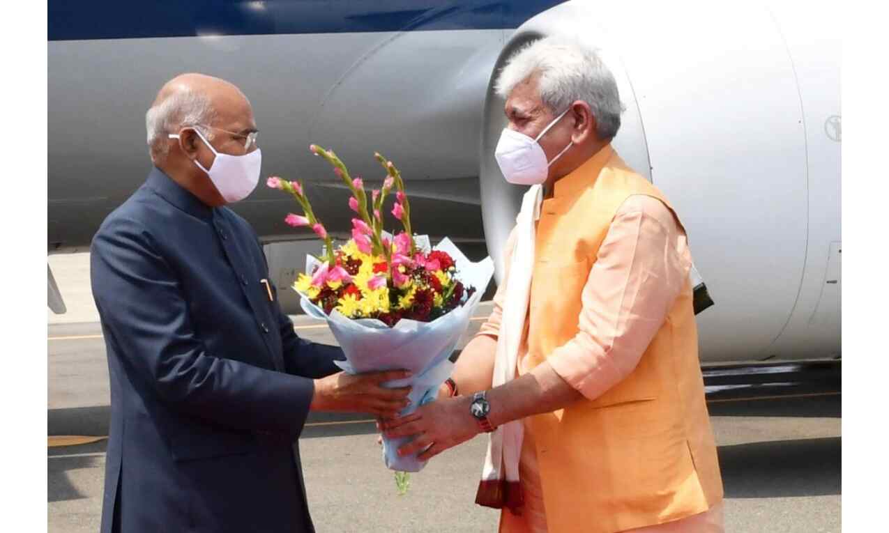 राष्ट्रपति रामनाथ कोविंद पहुंचे श्रीनगर, राज्यपाल सिन्हा ने किया स्वागत