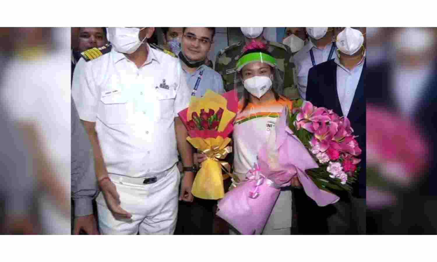 सिल्वर गर्ल मीराबाई चानू भारत लौटी, एयरपोर्ट पर हुआ जोरदार स्वागत