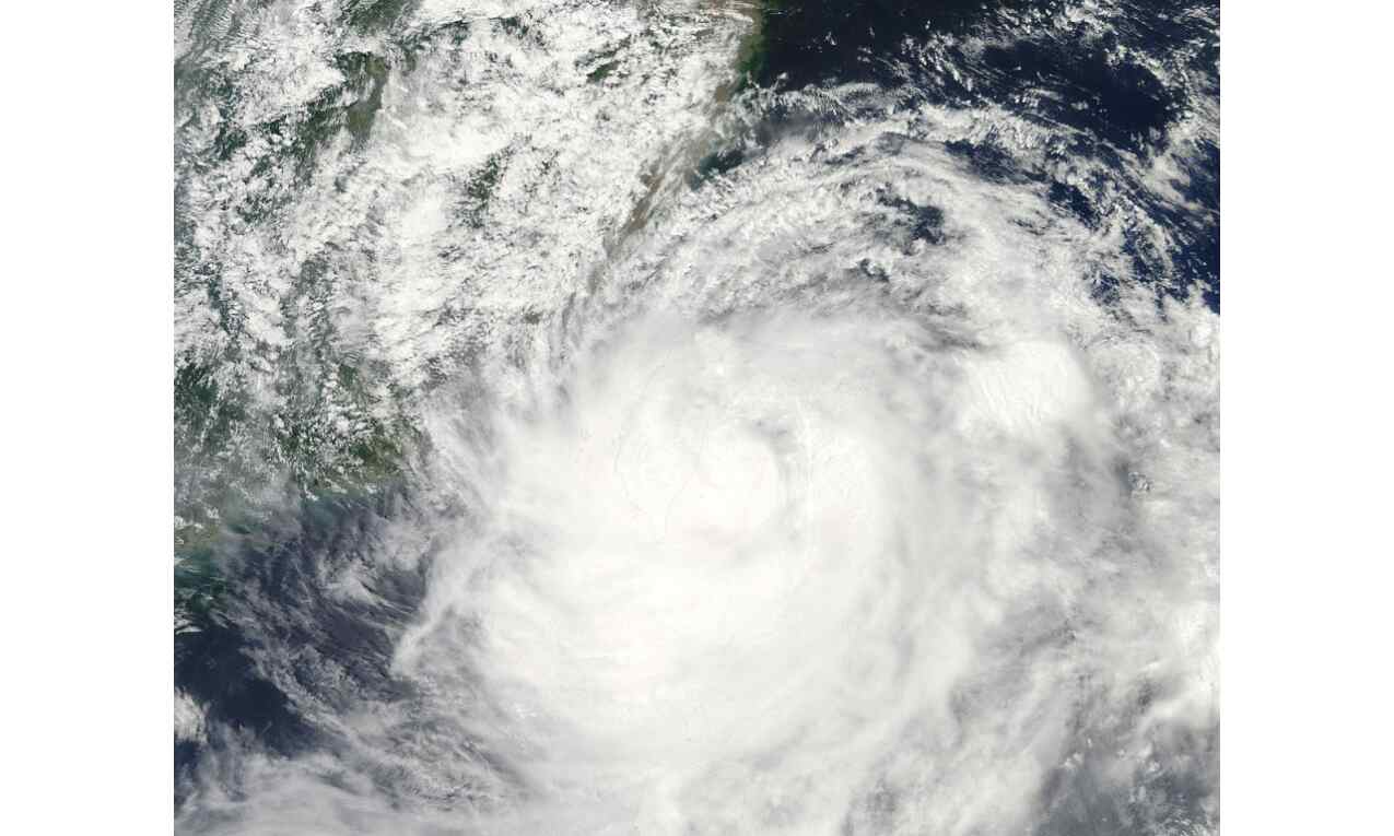 चीन के तट से टकराया इंफा तूफान, 63 की मौत