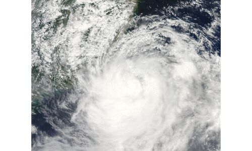 चीन के तट से टकराया इंफा तूफान, 63 की मौत