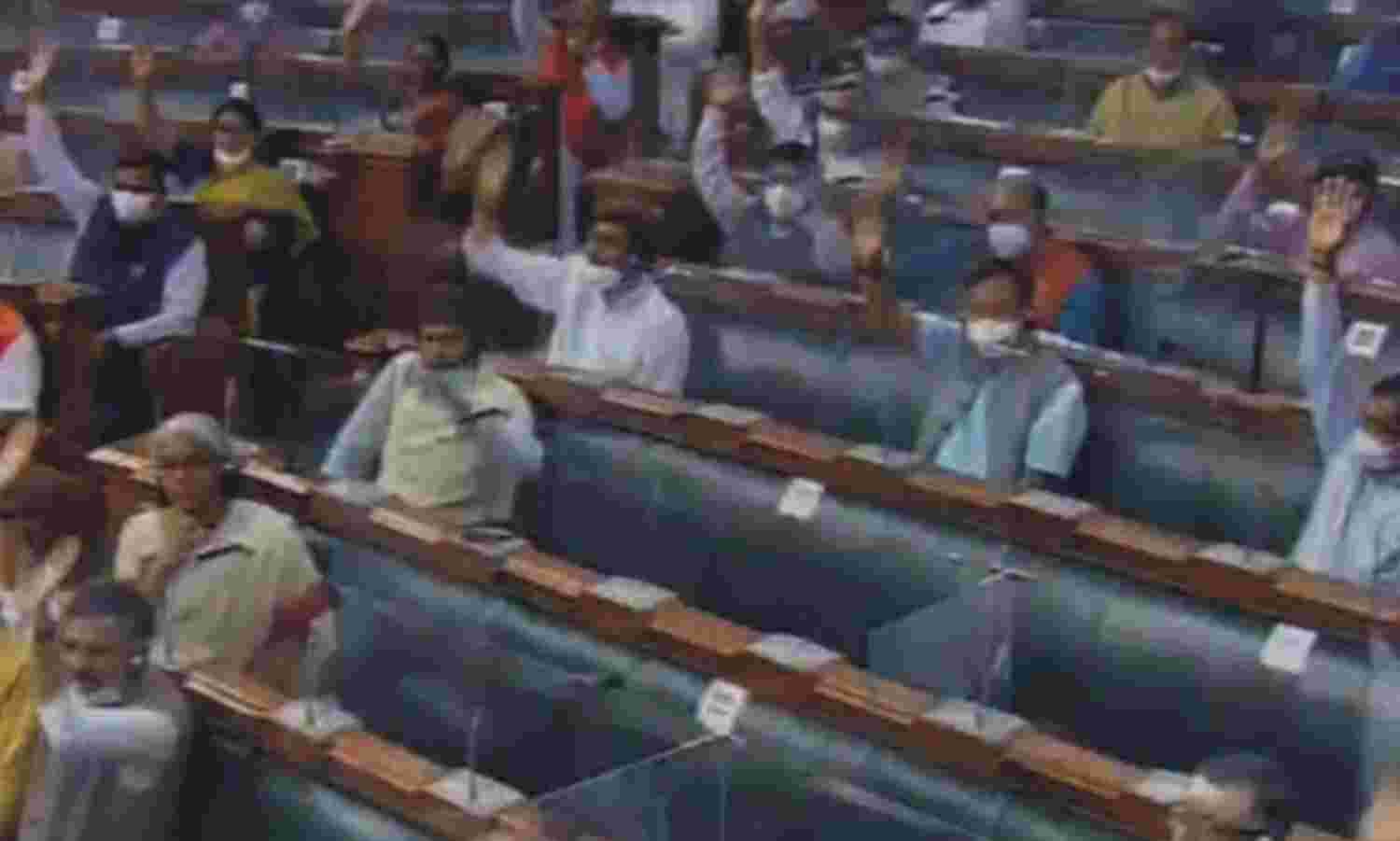 विपक्ष के हंगामे बाद दोनों सदनों की कार्यवाही बुधवार 11 बजे तक स्थगित, नहीं हो सका काम