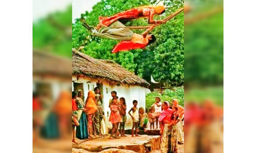 झूले: सावन में उन्मत्त करने वाला वसंत
