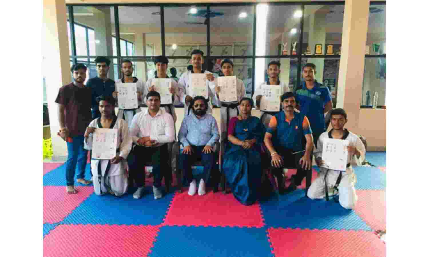 रॉयल ताइक्वांडो अकादमी के खिलाडियों ने ब्लैक बेल्ट परीक्षा उत्तीर्ण की