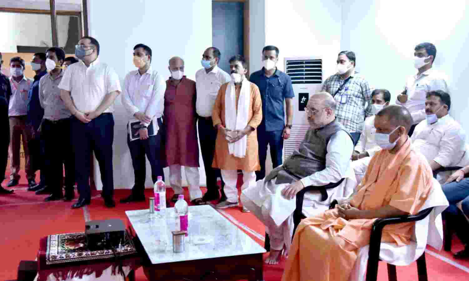 गृहमंत्री अमित शाह ने किये बाबा विश्वनाथ के दर्शन, मुख्यमंत्री ने अंग वस्त्र और मोमेंटो देकर किया सम्मानित