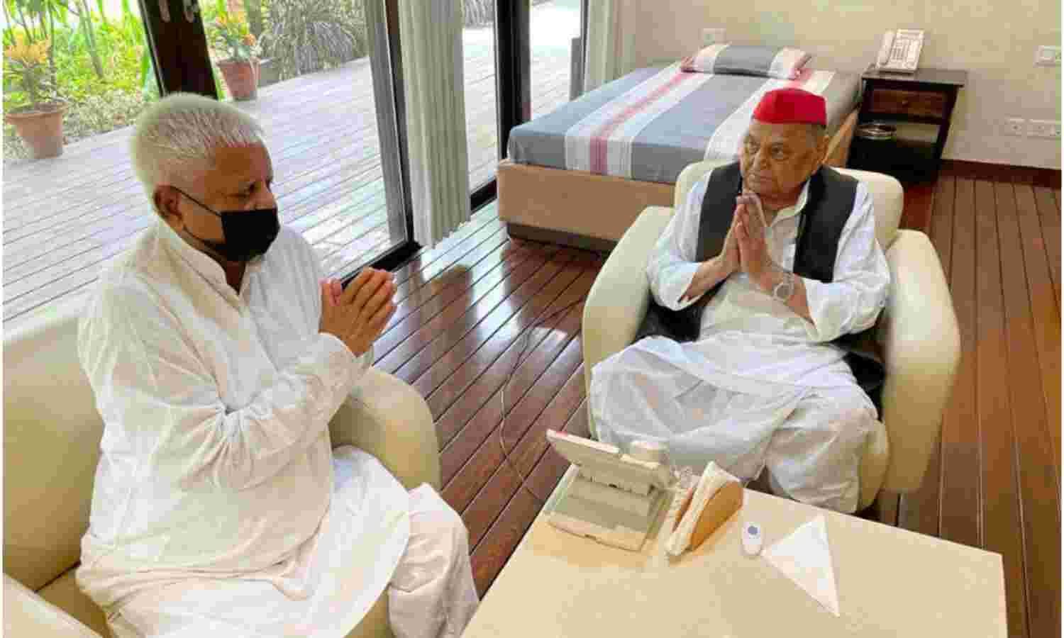 जेल से निकल लालू प्रसाद यादव हुए सक्रिय, मुलायम सिंह से की मुलाकात जेल से निकल लालू प्रसाद यादव हुए सक्रिय, मुलायम सिंह से की मुलाकात