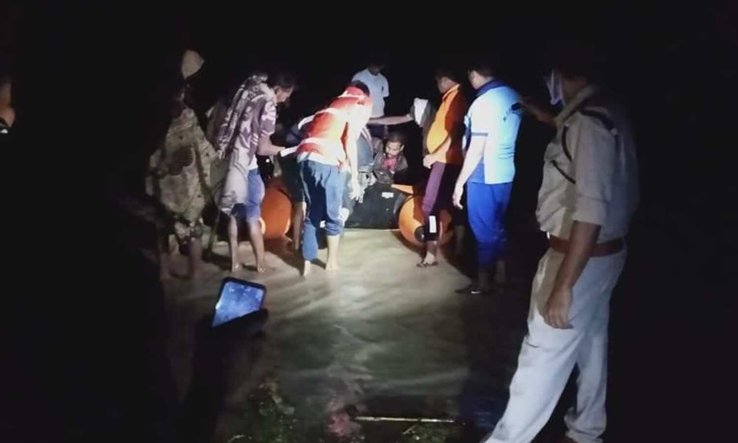 सिंध नदी पर बने गोराघाट रेलवे पुल के नजदीक पहुंचा जलस्तर, झांसी - ग्वालियर रेलमार्ग बंद सिंध नदी पर बने गोराघाट रेलवे पुल के नजदीक पहुंचा जलस्तर, झांसी - ग्वालियर रेलमार्ग बंद