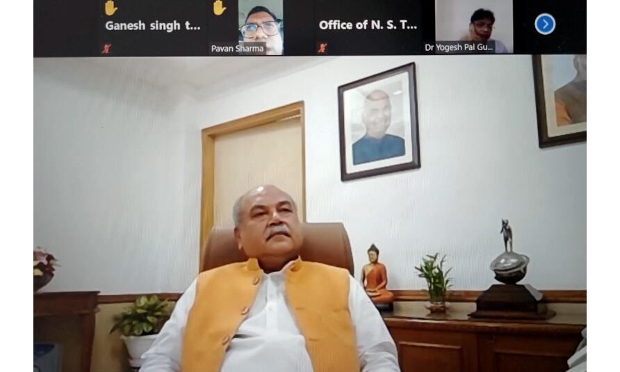 बाढ़ प्रभावित क्षेत्रों में लोगों की मदद के लिए केंद्रीय मंत्री तोमर ने प्रशासन को दिए दिशा-निर्देश