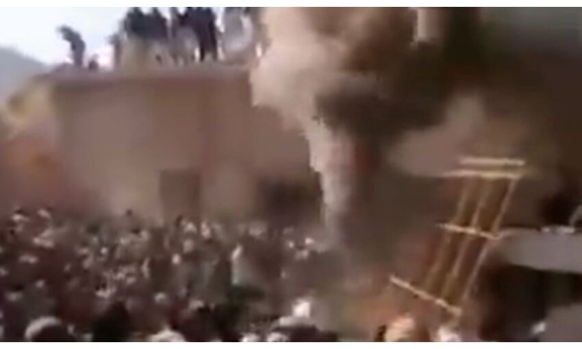 पाकिस्तान : कट्टरपंथियों ने की मंदिर में तोड़फोड़, मुख्य द्वार पर लगाई आग