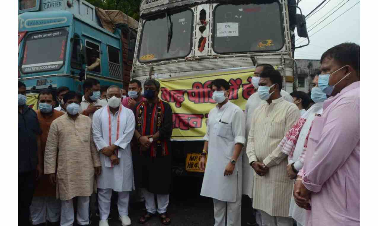 बाढ़ प्रभावित क्षेत्रों के लिए केंद्रीय मंत्री सिंधिया ने रवाना की 3 ट्रक खाद्य सामग्री