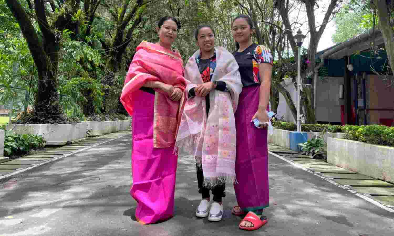 जिनकी बदोलत ओलम्पिक में पहुंची, उनका पदक विजेता चानू ने किया सम्मान