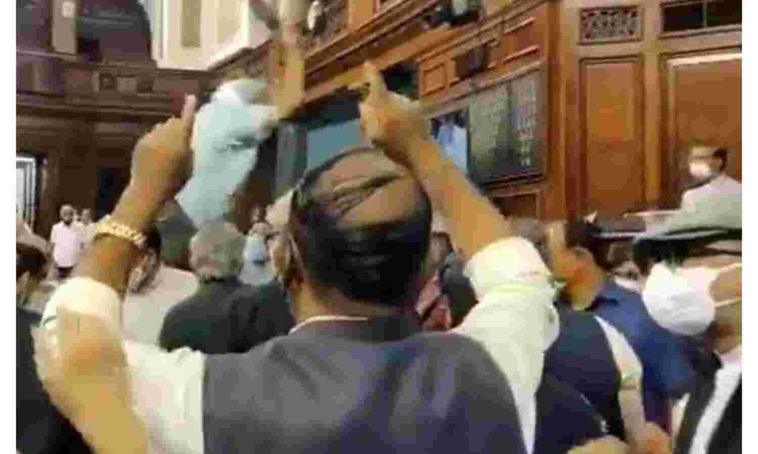 राज्यसभा में विपक्ष ने किया हंगामा वेल में पहुंचे विपक्षी सांसद, रूल बुक फाड़ी