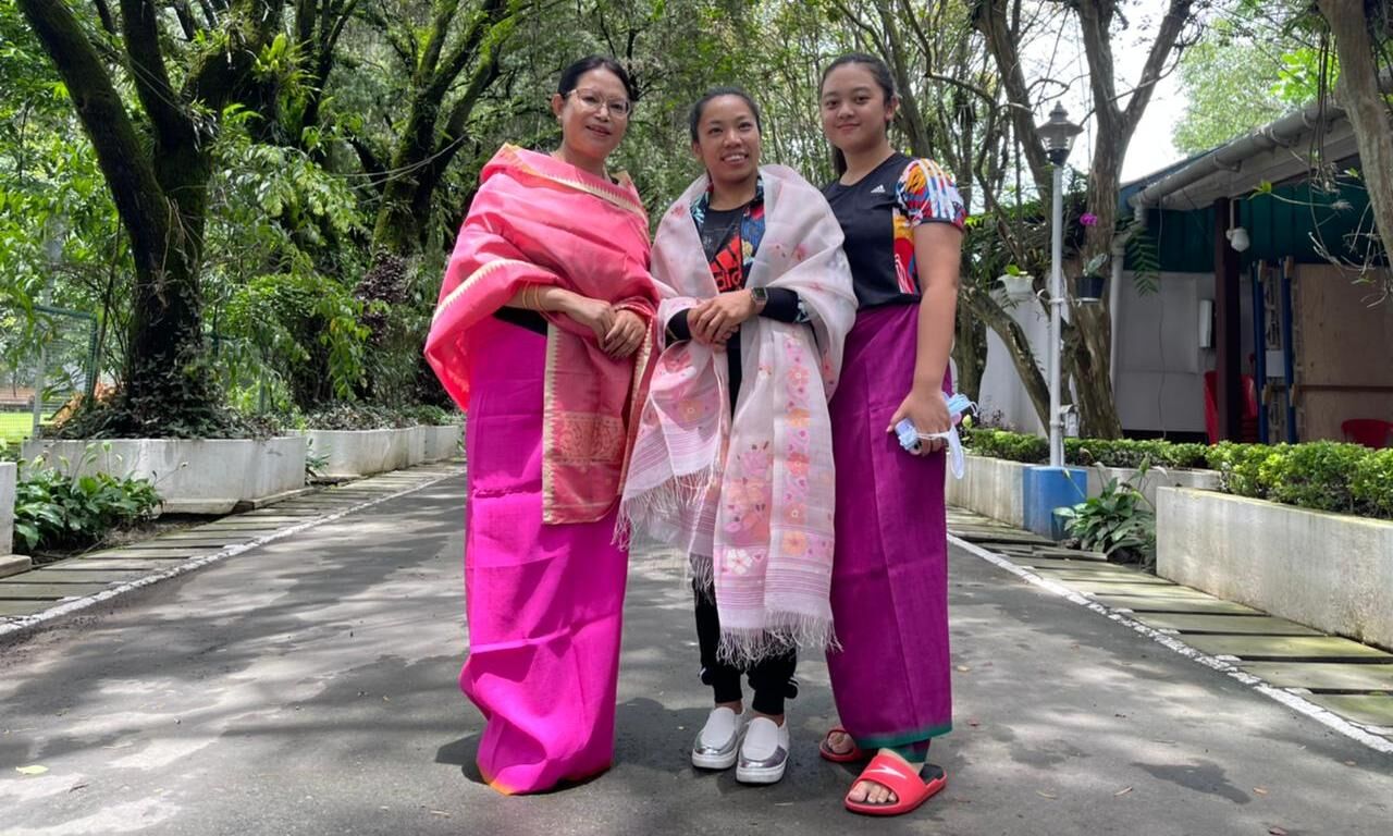 जिनकी बदोलत ओलम्पिक में पहुंची, उनका पदक विजेता चानू ने किया सम्मान