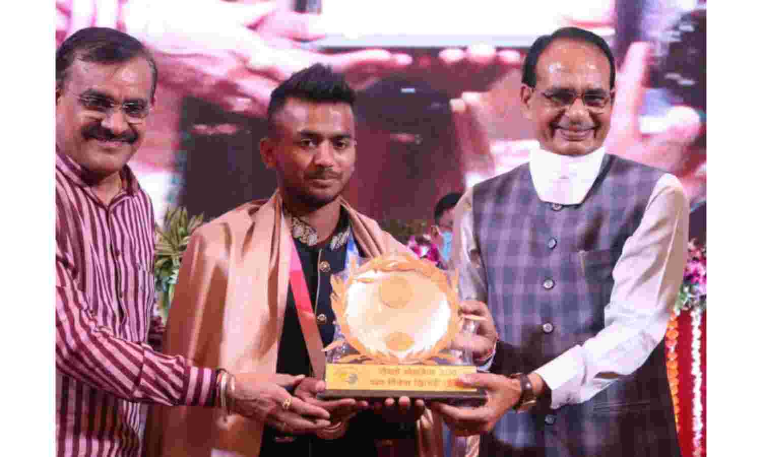 मुख्यमंत्री शिवराज सिंह ने हॉकी टीम के खिलाड़ी विवेक सागर को किया सम्मानित