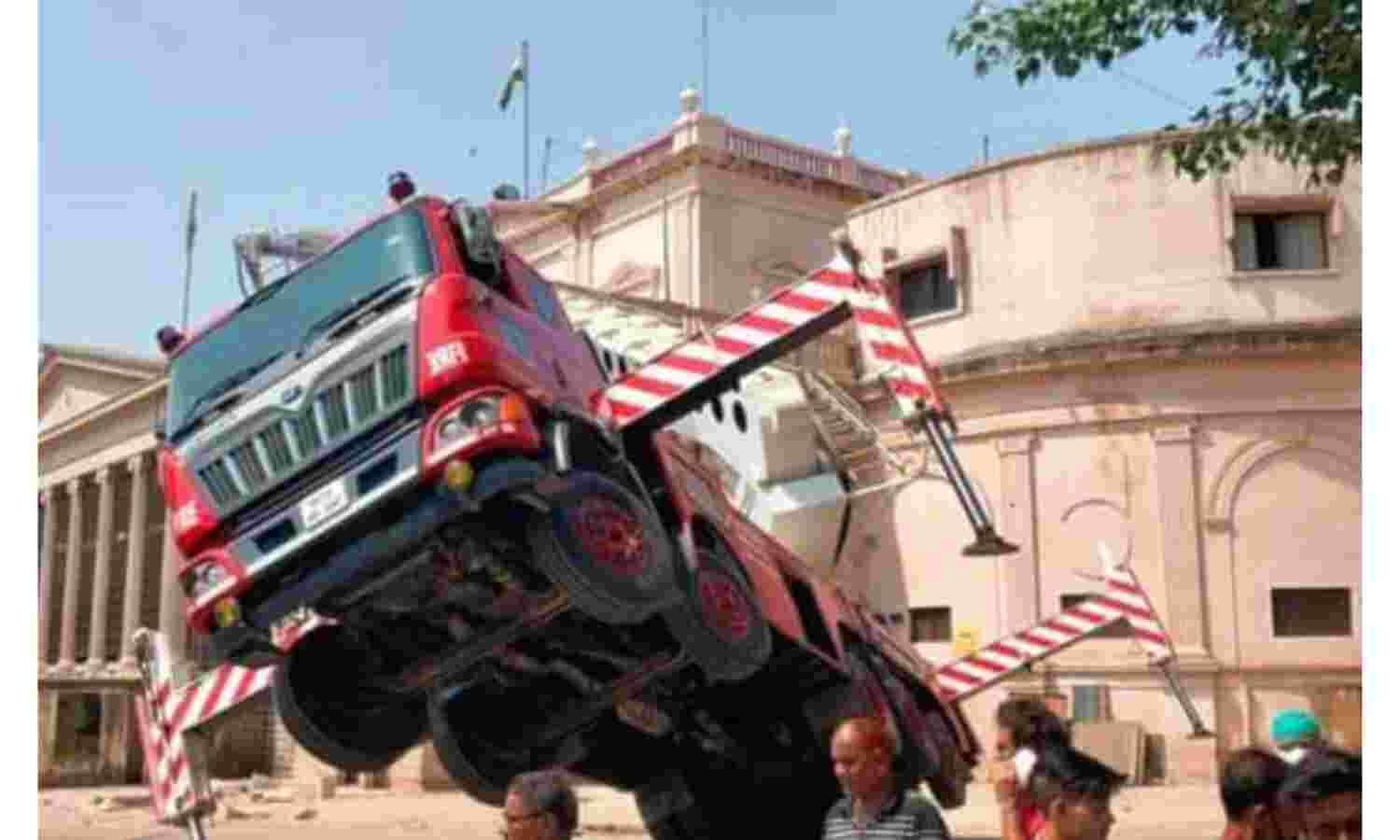 बड़ा हादसा : 15 अगस्त के लिए झंडा लगाते समय लिफ्ट टूटी, 3 निगम कर्मियों की मौत