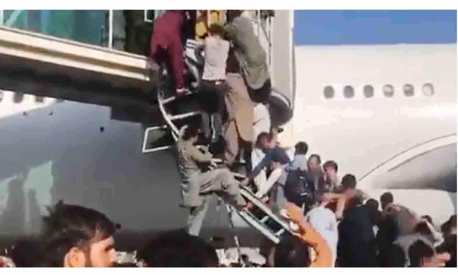 काबुल एयरपोर्ट पर हालात बेकाबू, सभी उड़ाने रद्द, फायरिंग में 5 की मौत