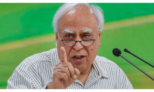 सुष्मिता देव के इस्तीफे के बाद कांग्रेस शीर्ष नेतृत्व घिरा, वरिष्ठ नेताओं ने उठाए सवाल