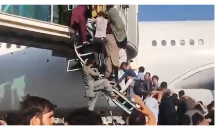 काबुल एयरपोर्ट पर हालात बेकाबू, सभी उड़ाने रद्द, फायरिंग में 5 की मौत