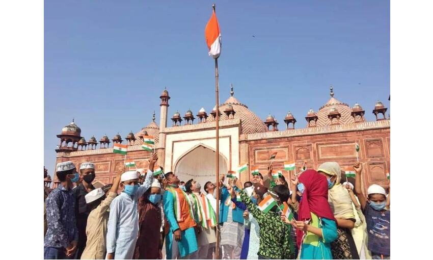 उप्र अल्पसंख्यक आयोग के अध्यक्ष ने जामा मस्जिद में फहराया तिरंगा, शहर मुफ्ती बोले हराम है