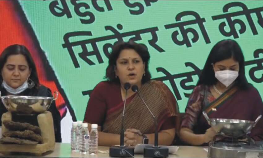 कांग्रेस ने गैस की बढ़ती कीमतों पर कसा तंज, कहा- गरीब परिवार सिलेंडर नहीं चूल्हा खरीद रहे