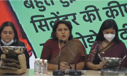 कांग्रेस ने गैस की बढ़ती कीमतों पर कसा तंज, कहा- गरीब परिवार सिलेंडर नहीं चूल्हा खरीद रहे