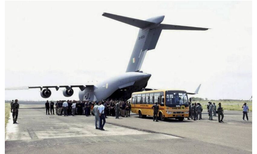 वायुसेना के विमान ने 85 नागरिकों को लेकर भरी उड़ान, जल्द पहुंचेगा दिल्ली