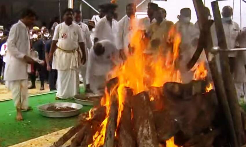 पूर्व मुख्यमंत्री कल्याण सिंह हुए पंचतत्व में विलीन, राजकीय सम्मान के साथ हुई विदाई पूर्व मुख्यमंत्री कल्याण सिंह हुए पंचतत्व में विलीन, राजकीय सम्मान के साथ हुई विदाई