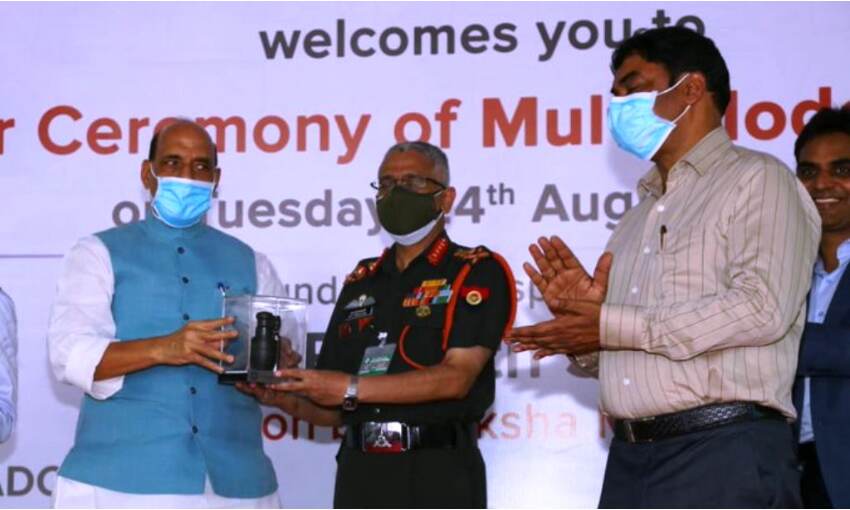 रक्षामंत्री ने सेना को सौंपे मल्टी-मोड हैंड ग्रेनेड, कहा- पहले से अधिक घातक और सुरक्षित