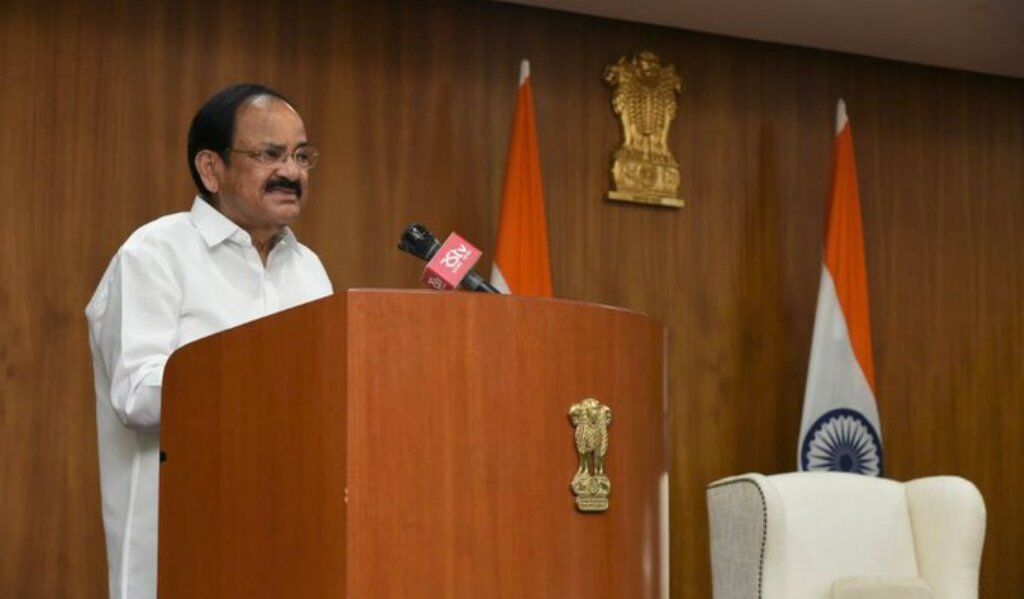 दैनिक जीवन में भारतीय भाषाओं के प्रयोग में हीनता की भावना नहीं होनी चाहिए : उपराष्ट्रपति